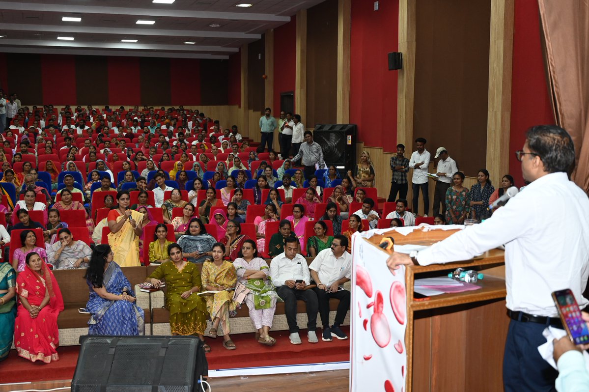 PROJSDhar's tweet photo. मुख्यमंत्री जन-विश्वास अभियान 2026 अंतर्गत प्रधानमंत्री कॉलेज ऑफ़ एक्सीलेंस, धार में आयोजित कार्यक्रम में कलेक्टर राजीव रंजन मीना ने #मुख्यमंत्री_लाड़ली_बहना_योजना की लाभार्थियों ने से संवाद कर मिल रहे लाभ के बारे में जाना ।   
#JanVishwasAbhiyan2026
#हर_शुक्रवार_जनता_के_नाम https://t.co/FbDFBRuIDK