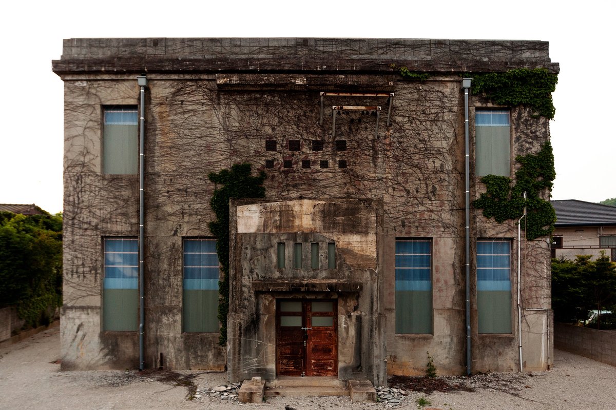 HEBU_Urbex's tweet photo. 役目を終えて45年が経過するもまだ物語は終わらない。
蔦に包まれた旧畑田変電所の前を、今日も琴電が走り抜ける。過去と現在が一枚の写真の中で交差する、かつてこの路線へ電力を送り続けた建物は、静かにその姿を残し、夕焼けの空に100年の時を重ねていた。 https://t.co/hTWRLbJ6qV