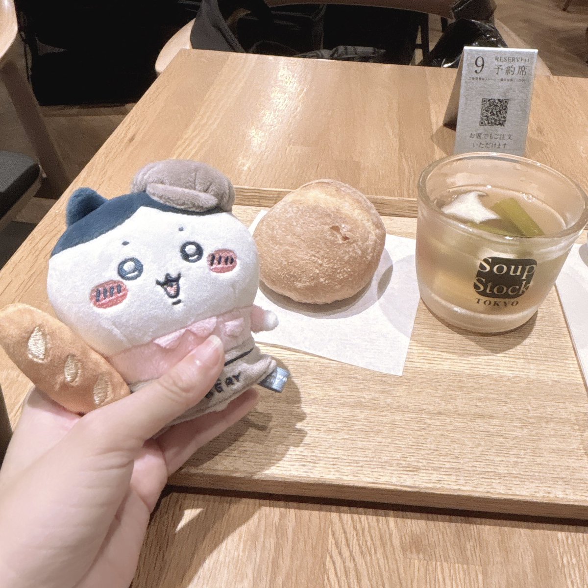 Rakkkov_v's tweet photo. パンと冷たいトムヤムクンだよ〜 https://t.co/RW9R2lxsLA