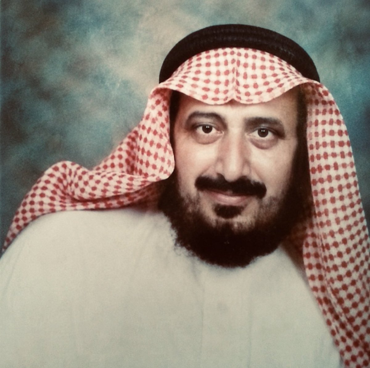 3232Sab's tweet photo. منبرٌ وإدارةٌ وإصلاح

للرجال بعد رحيلهم حياةٌ أخرى؛ حياةٌ لا تُقاس بالسنين، وإنما بما يتركونه في القلوب من ذكرٍ حسن، وفي النفوس من جميل الأثر، والأسماء قد تحفظها السجلات حينًا، أما السيرة الطيبة فتظل محفوظةً في القلوب، يرددها الناس جيلًا بعد جيل، ومن أولئك الرجال الشيخ عطيان بن حضيض بن غالي المحمدي رحمه الله؛ جمع بين رسالة المنبر، وأمانة الوظيفة، والسعي في الإصلاح بين الناس.
كان إمامًا وخطيبًا لجامع غيقة، على مسافة تقارب ستين كيلومترًا، فما صرفته مشقة المسير عن أداء واجبه، ولا ثنته وعثاء الطريق عن الوقوف في محراب المسجد إمامًا وخطيبًا، يذكّر الناس بربهم، ويؤدي رسالته في سكينة وإخلاص، حتى غدا الجامع شاهدًا على وفائه قبل أن يكون شاهدًا على صوته.
امتدت مسؤولياته إلى رئاسة مركز الواسطة، فكُلِّف بها، وظل قائمًا بأعبائها حتى آخر أيام حياته، وكانت المسؤولية عنده تكليفًا لا تشريفًا، فظل قريبًا من الناس، مفتوح المجلس، حسن الإصغاء، يدرك أن الكلمة الطيبة قد ترفع عن صاحب الحاجة من العناء ما لا ترفعه كثير من الإجراءات.
كان يُكلَّف بمباشرة أعمال محافظ بدر عند تمتع المحافظ بإجازته، فينهض بما أُسند إليه من مسؤوليات بهدوء وأناة، ويؤديها بما عُرف عنه من حرصٍ على الأمانة، وحسنِ التعامل.
ومن الصفحات المضيئة في سيرته ما كان يقوم به أثناء عضويته في لجنة التعديات، فلم يكن ينظر إلى الخصومات على أنها نزاعٌ على أرض فحسب، بل كان يرى أن المحافظة على المودة بين الناس مقصدٌ لا يقل أهمية عن إنهاء الخلاف. يجلس إلى المتخاصمين منصتًا، ويفتح للحكمة بابها، وللكلمة الطيبة أثرها، فإذا تهيأت أسباب الصلح، وتقاربت وجهات النظر، رضي المتخاصمون بما ينتهون إليه، وبقي الود بينهم حاضرًا كما كان. وكان يدرك أن الأرض، مهما عظمت قيمتها، لا تساوي انقطاع رحم، ولا فساد جوار، ولا قطيعة تدوم أعوامًا.
كان يرى أن الصلح لا يكتمل حتى تعود المودة إلى أصحابها، وأن الحكم قد ينهي القضية، أما الرضا فينهي الخصومة، لذلك بقي الإصلاح عنده رسالةً يحملها، ومنهجًا يسير عليه.
شاء الله أن تكون آخر صلاة يؤديها في الدنيا صلاة الفجر في المسجد النبوي الشريف، بمدينة رسول الله صلى الله عليه وسلم، خرج بعد أن فرغ من صلاته، ثم مضى في طريق عودته، فإذا بقضاء الله يدركه إثر حادثٍ مروري، فيلقى ربَّه بعد آخر فريضة أداها في مسجد نبيه صلى الله عليه وسلم، يا لها من خاتمةٍ يرجوها كل مؤمن؛ أن يودع الدنيا بعد طاعة، وأن يكون آخر عهده بها سجدةً في مسجد رسول الله صلى الله عليه وسلم، فنسأل الله الكريم أن يجعلها بشارة رحمة، وأن يجزيه بها خير الجزاء.
رحم الله الشيخ عطيان بن حضيض بن غالي المحمدي رحمةً واسعة، وجزاه عن إمامته، وخدمته، وإصلاحه بين الناس خير الجزاء، وجعل ما بذله من معروف في موازين حسناته. 
 مضى إلى ربه، وبقي الذكر الجميل شاهدًا لا يبهت، والسيرة الطيبة أثرًا لا يمحوه الزمن، فالسعيد من ترك بعده عملًا صالحًا، وقلبًا أحبه الناس، ودعاءً يترحم به الأحياء كلما ذُكر اسمه.

#الأبواء
#شخصيات_من_الأبواء
#صابر_المحمدي