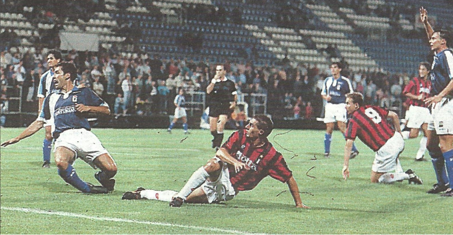 Basiliscus1926's tweet photo. Tal día como hoy de 1993, el Real Oviedo derrotaba 3 a 2 al Milán en partido correspondiente al VIII Trofeo Ciudad de Oviedo, un triangular en el que también compitió el Barcelona.

Pd El R Oviedo llevaba publicidad de CLAS a pesar de haber finalizado el contrato con la lechera. https://t.co/JRY3Y9c4Bj
