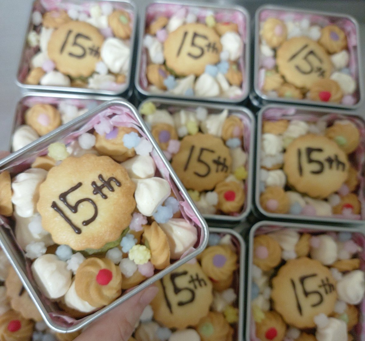 01chell3's tweet photo. 15周年のときにお出ししたクッキー缶
ありがたいことに、あまりにも早く売り切れてしまったので
8/16の開館で少しだけまた出そうかと思ってるんですけど、どう思います？ https://t.co/GcPBfeXLkT