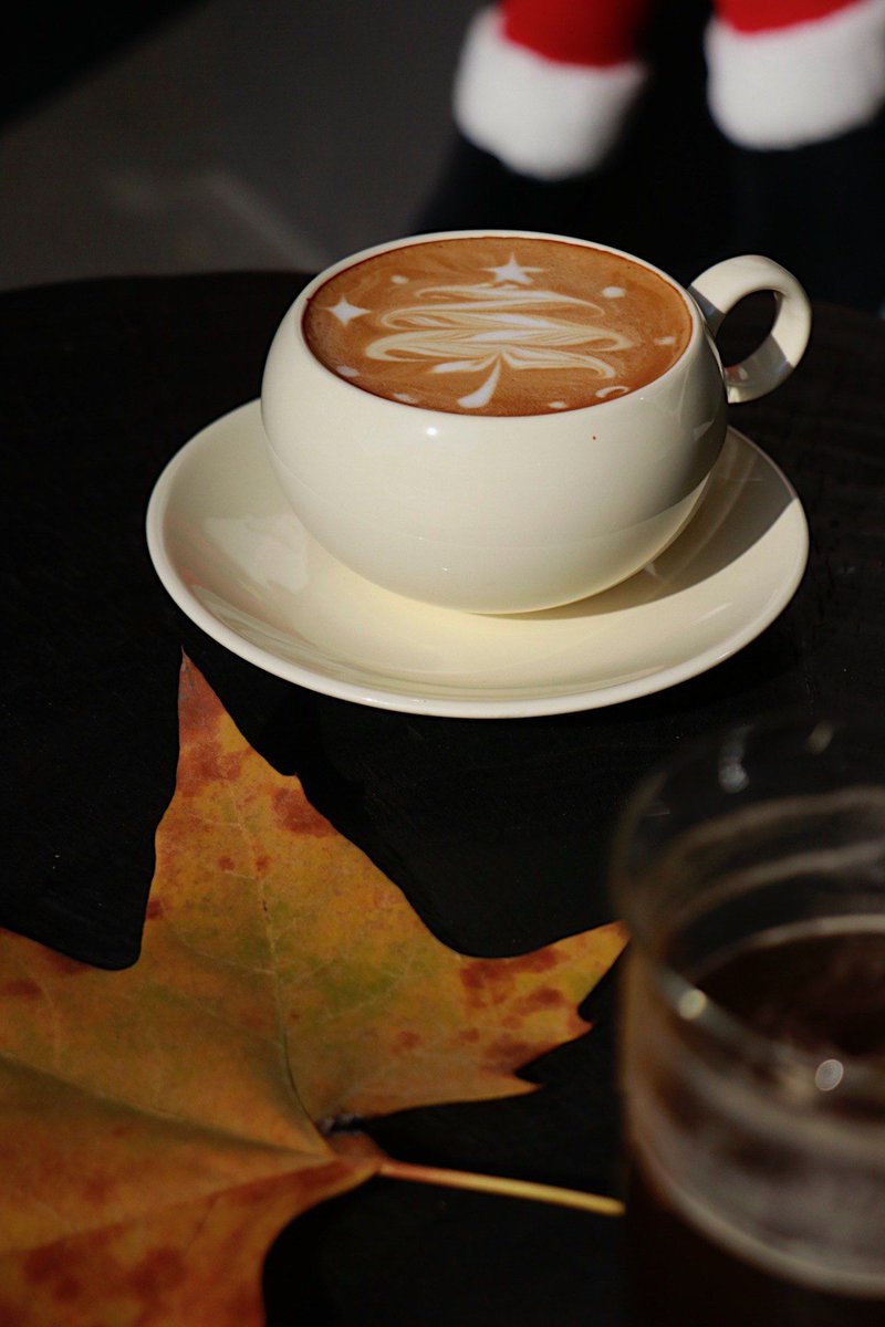 InterCentroZit's tweet photo. [Chilly autumn breeze + pumpkin spice latte = perfect Friday mood ]， https://t.co/BjtQQfyCfP
