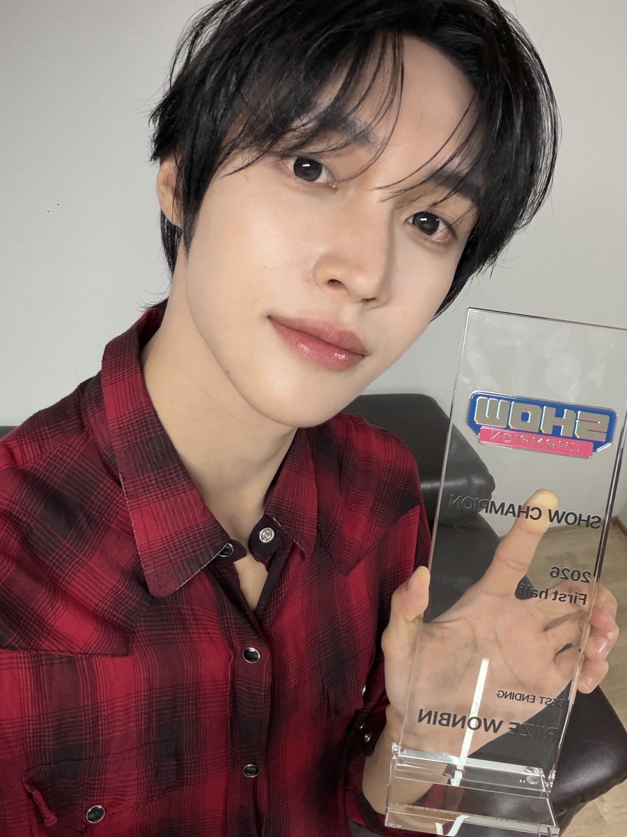 idolchamp1's tweet photo. 𝗦𝗵𝗼𝘄 𝗖𝗵𝗮𝗺𝗽𝗶𝗼𝗻 𝗳𝗶𝗿𝘀𝘁 𝗵𝗮𝗹𝗳 𝗼𝗳 𝟮𝟬𝟮𝟲

[#쇼챔피언] 2026년 상반기 결산

💚 BEST ENDING
💚 강렬한 엔딩으로 시선을 사로잡은 아티스트

🎀 #원빈 #라이즈 #WONBIN #RIIZE

🎥수상 소감과 무대는 아래에서 확인!
ㄴ https://t.co/SiHIJHOZQz https://t.co/LoqnlFdlzq