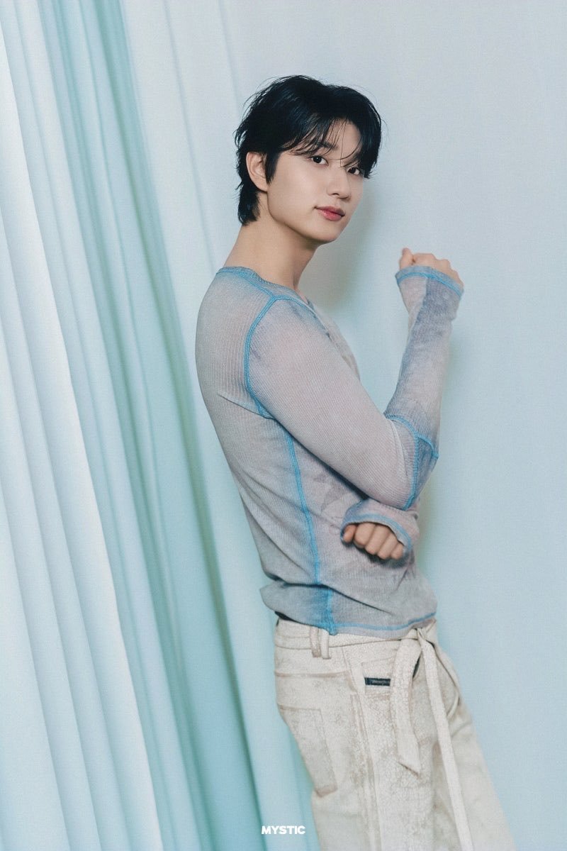 kimjaeworn's tweet photo. Looking   back   over   my   shoulder   with
a   shy   little   expression,   I   hope   my
soft   gaze   makes   you   feel   warm 
and   happy. https://t.co/GMRsEhqotE