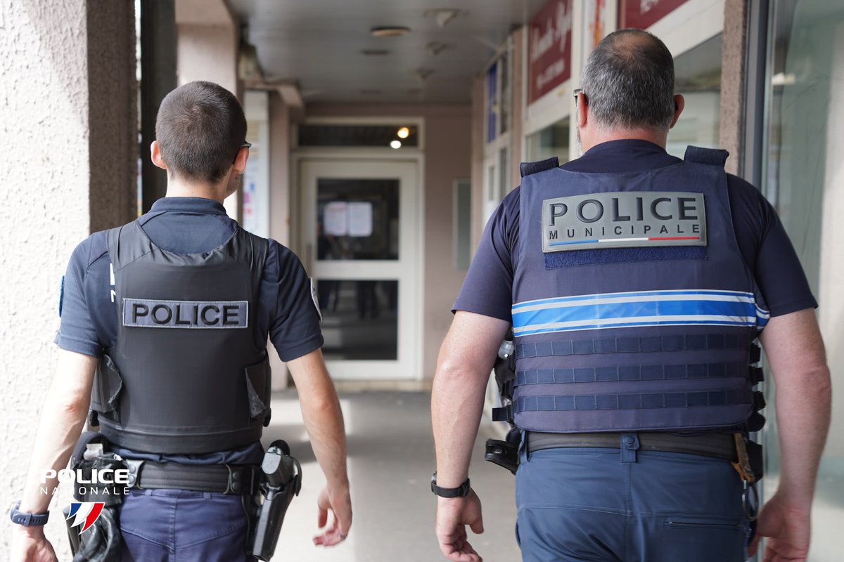 PoliceNat54's tweet photo. #SaintMax | Patrouille mixte hier entre la Police nationale de Meurthe-et-Moselle et la Police municipale de Saint-Max.
🤝 Une présence sur le terrain pour échanger avec les commerçants, recueillir leurs préoccupations et renforcer le lien de proximité.
#Sécurité #AuContact https://t.co/sy2vEwWGfd