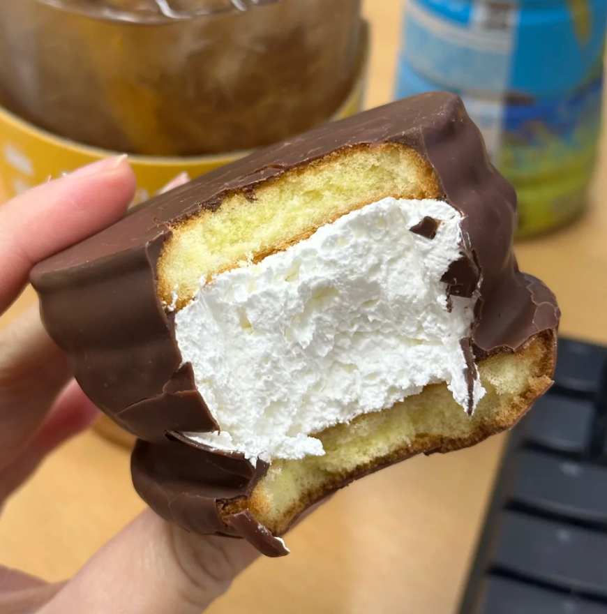YoungerDryasX's tweet photo. 最近コンビニで話題のチョコパイ！ https://t.co/QOo848xJnx