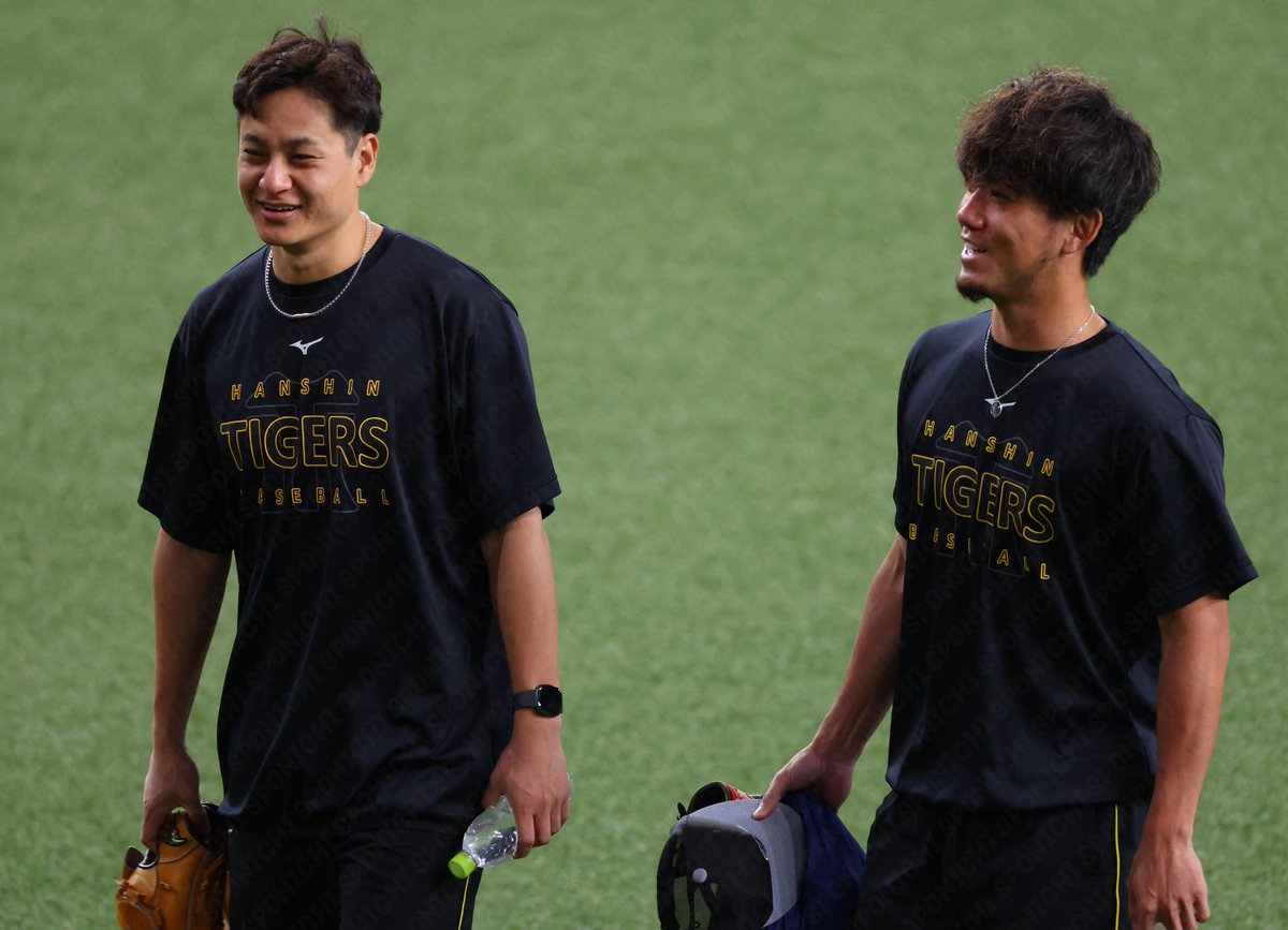 Sponichi_Tphoto's tweet photo. 笑顔で練習に向かう　#大竹耕太郎　選手と　#伊藤将司　選手 https://t.co/mPNCEBKnQy