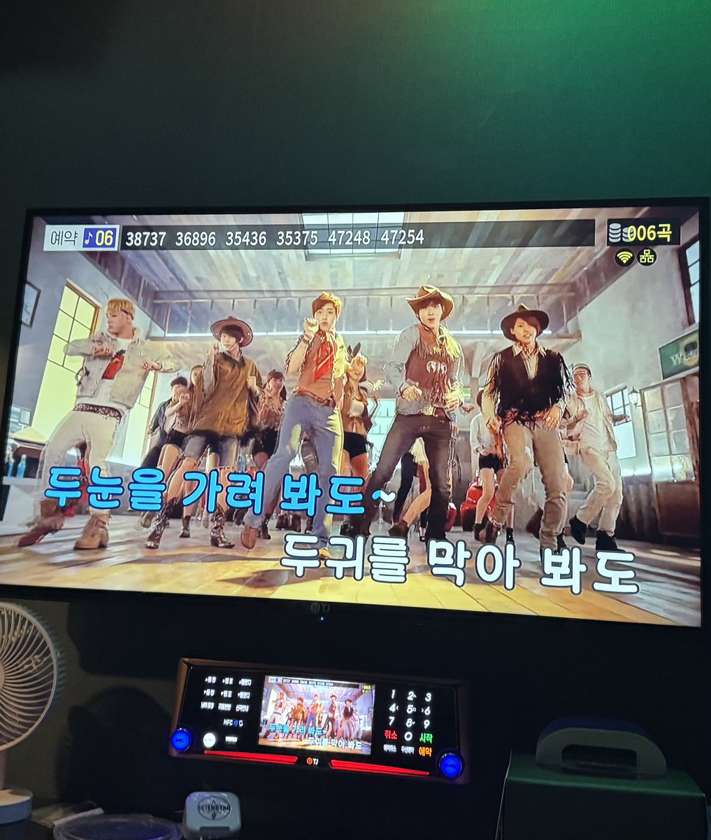 LuvOnly_B1A4's tweet photo. 바나들끼리 노래방 오면 하는 일

1. 콘서트 복습하기
2. 오빠들도 모르는 오빠들 노래 부르기

@deulda_bana 
@jinba_23 https://t.co/jywzGHa80O