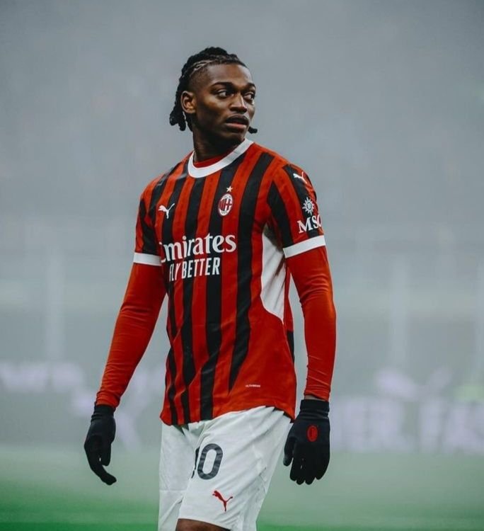 LiveWire_Footy's tweet photo. 🚨🔴🟡 𝐄𝐗𝐂𝐋𝐔𝐒𝐈𝐕𝐄: Galatasaray are pushing HARD for Rafael Leão! 🇵🇹🔥

Talks with AC Milan continue, with a NEW offer expected in the coming hours. Leão is convinced by Gala’s project. 👀⏳

#Galatasaray #ACMilan #Transfers https://t.co/OgWyH4zAd7