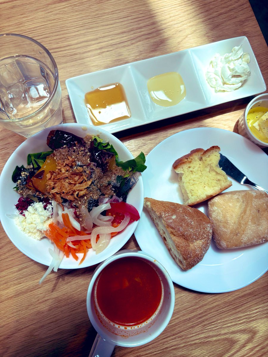 yuki_k5's tweet photo. 神戸養蜂場🐝万博で食べれなかった巣蜜のソフトクリーム🍦🍯カフェのパスタもサラダバーも美味しかった🥗 #ひょうごフィールドパビリオン #神戸養蜂場 #コムハニー #万博レガシー https://t.co/VTmn7Sul05