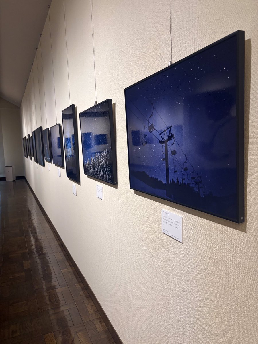 KANBARA_GAS's tweet photo. 弥彦の丘美術館で開催中の
渡部佳則写真展　―星の輝く場所―／
作品を鑑賞してきました📸
 
展示作品ひとつひとつが物語のようで🌃
私…心奪われました🥰
 
会期も残りわずかとのことです🌳
皆さまも是非ご堪能ください✨

＃渡部佳則 ＃写真展 ＃星の輝く場所 ＃フィルム写真 ＃弥彦の丘美術館 https://t.co/rL85dWs63w