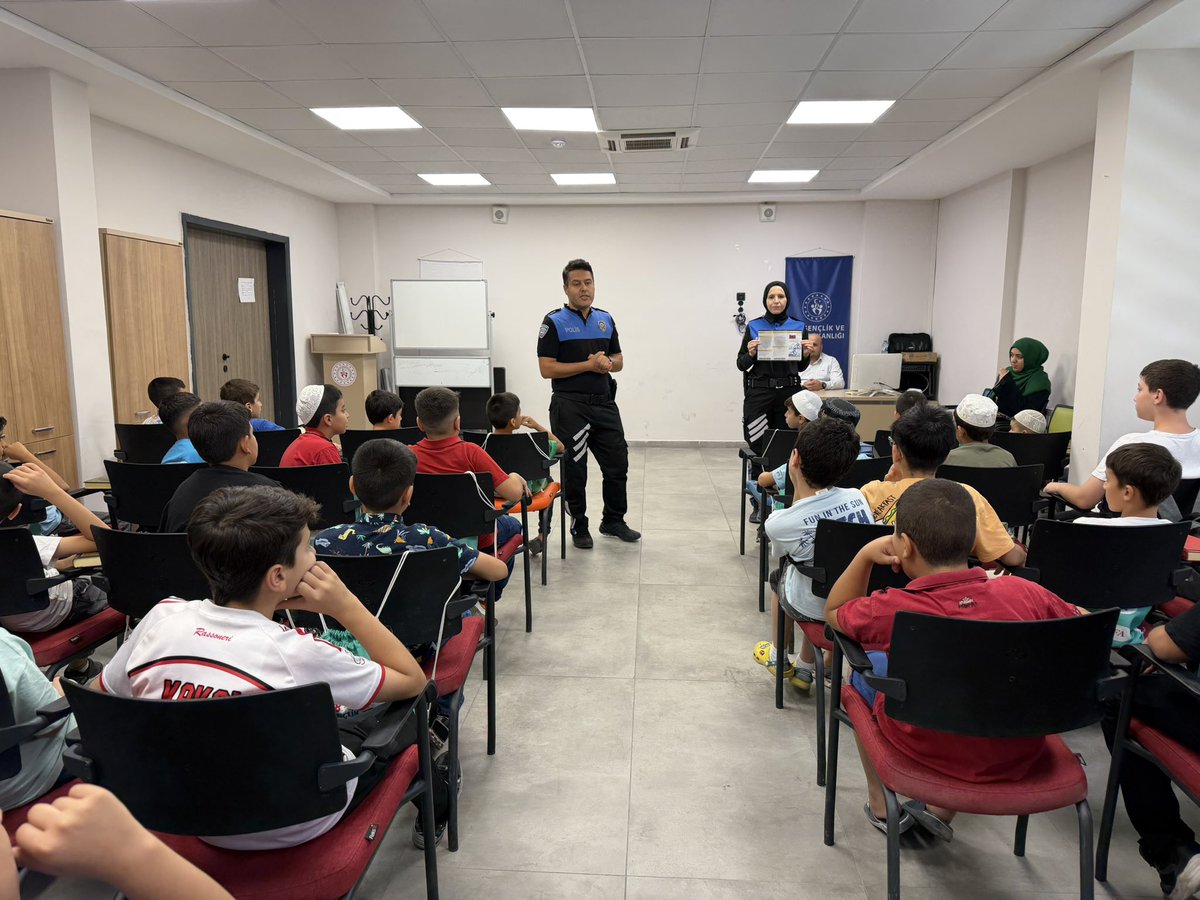 gsb_sanliurfagm's tweet photo. 🚔 Yaz kulübümüzde polis ekibimizi ağırladık! 👮‍♂️👮‍♀️
Çocuklarımızı güvenlik, trafik kuralları ve bilinçli davranışlar konusunda bilgilendirdik. Değerli katkıları için polis ekibimize teşekkür ederiz.  #YazKulübü https://t.co/hQynVtZS6D