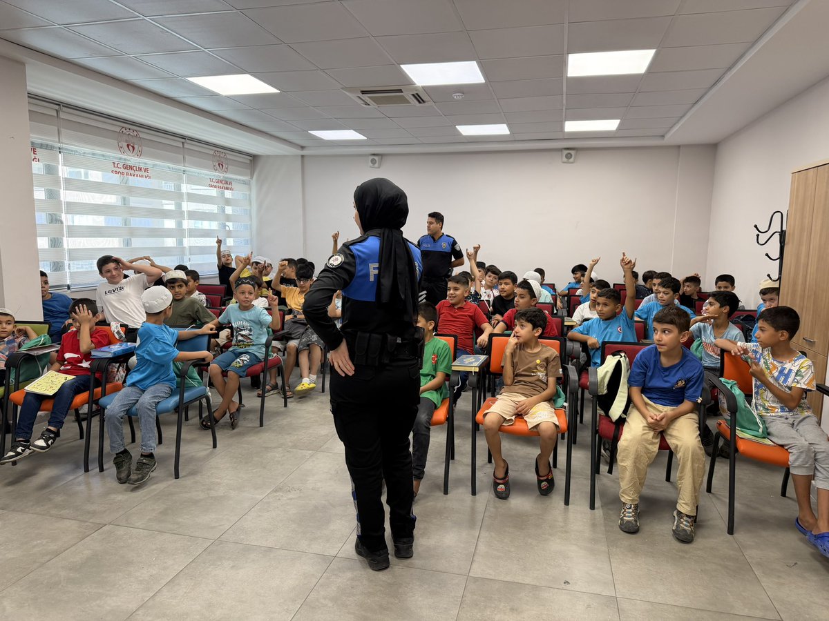 gsb_sanliurfagm's tweet photo. 🚔 Yaz kulübümüzde polis ekibimizi ağırladık! 👮‍♂️👮‍♀️
Çocuklarımızı güvenlik, trafik kuralları ve bilinçli davranışlar konusunda bilgilendirdik. Değerli katkıları için polis ekibimize teşekkür ederiz.  #YazKulübü https://t.co/hQynVtZS6D