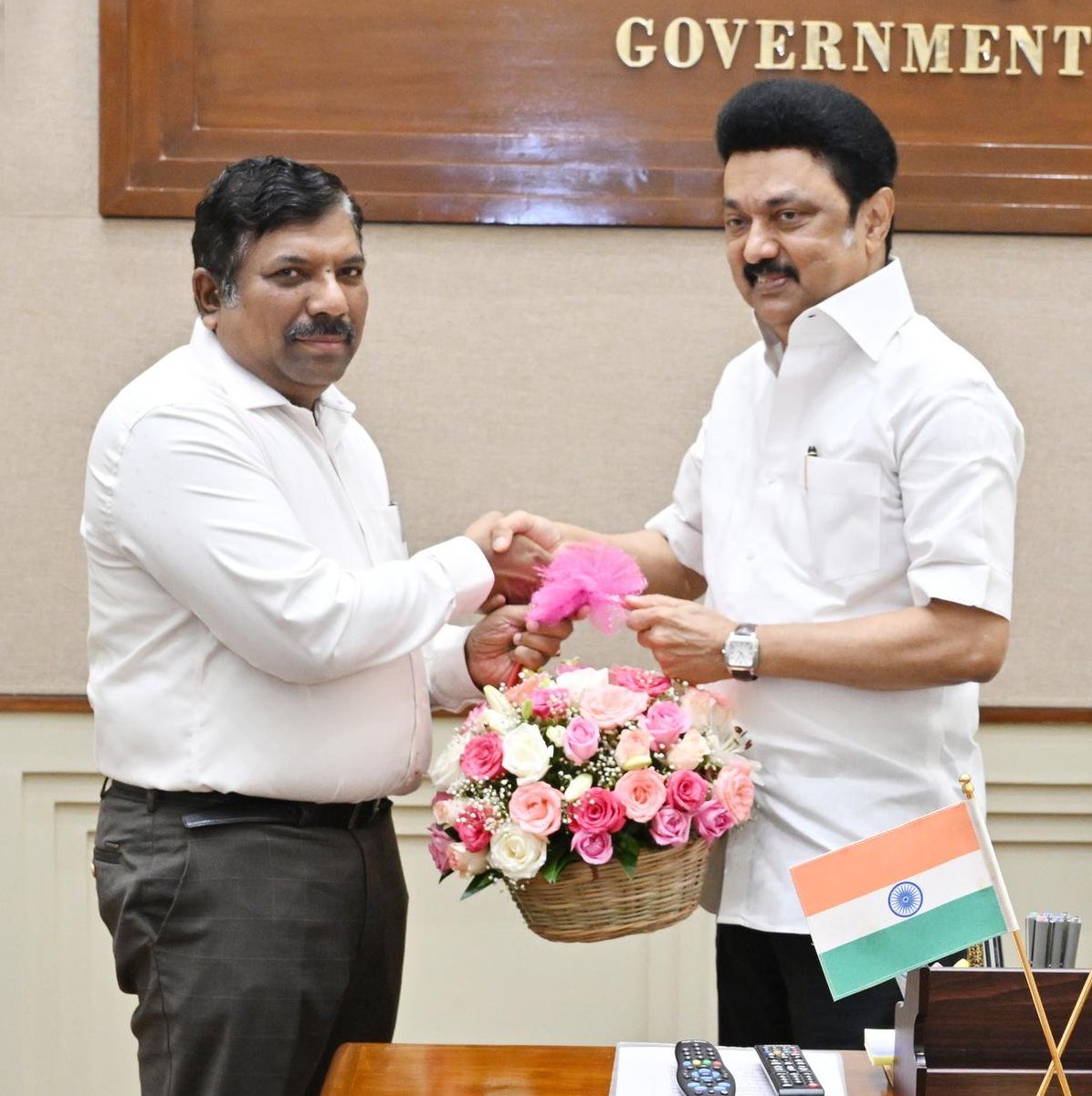 haraappan's tweet photo. திமுக ஆட்சியில்  உட்சபட்ச அதிகார பதவியான தலைமை செயலாளரே தலித் தான் 

அவரை நீக்கிவிட்டு அந்த பதவியில் பார்ப்பனரை அமர்த்தி வச்சதுதான் தவெக ஆட்சி

அந்த பதவியே மத சிறுபான்மையிருக்கானது அதில் தலித் sticker ஒட்டுவது எல்லாம் such a ஹக்கா  behaviour https://t.co/fazQ3JXpSd