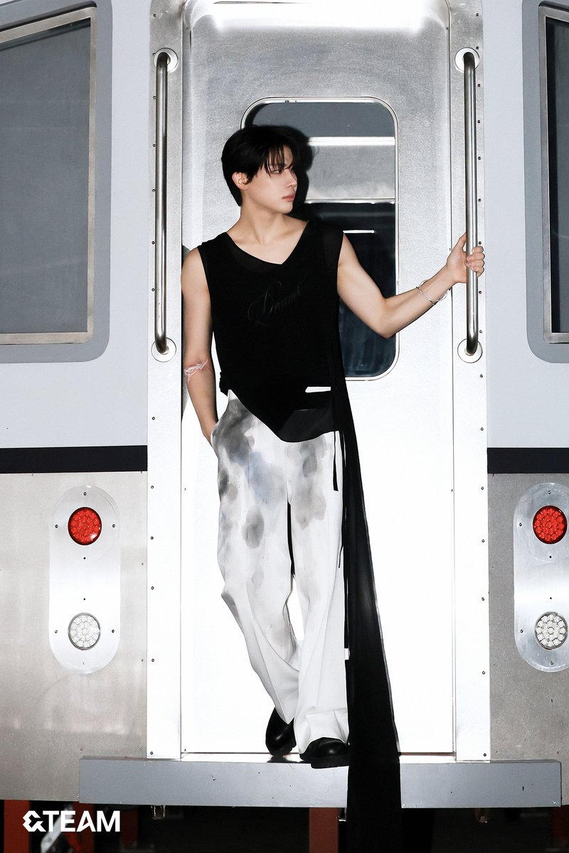 andTEAMofficial's tweet photo. &amp;TEAM KR 2nd Mini Album 'Mark on Me' Trailer Shoot Behind Photo

#andTEAM #앤팀 #NICHOLAS #니콜라스
#MarkonMe #andTEAM_MarkonMe https://t.co/ZYsTVL5Acu