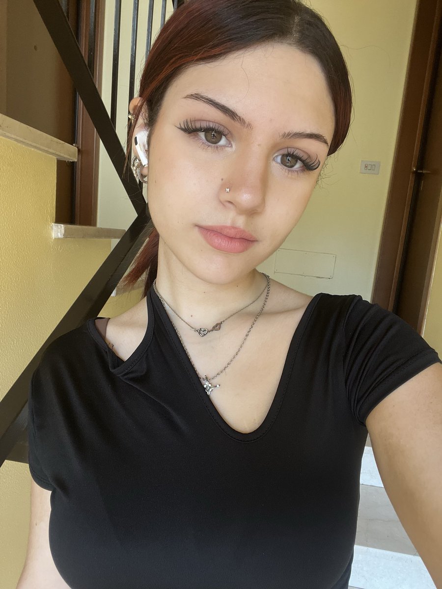 diyamonddd's tweet photo. your fav fatspo is back!! so bloated today i hate it and i’m also leaving for vacation this night 😭 yes i dropped my phone in the last pic and i thought it was funny https://t.co/eesL2280VM