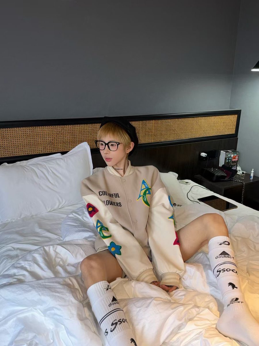 cangcang005's tweet photo. 看着就是个软萌小0，结果手臂一露出来全是纹身，那种斯文败类的反差感瞬间拉满。乖乖举着手机自拍，对着摄像头展示自己被哥哥骑在胯下的样子。
有喜欢的欢迎🧧入会＋🐧2129800696预送
弟弟亲测视频。 https://t.co/Am6Ny0exN3