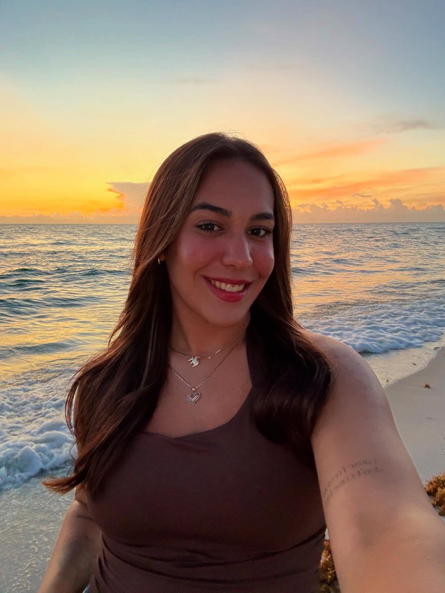 Haileyrhys4's tweet photo. Smiling through every season 😊 https://t.co/CTXXVrYXfi