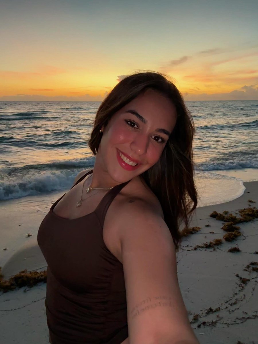 Haileyrhys4's tweet photo. Smiling through every season 😊 https://t.co/CTXXVrYXfi