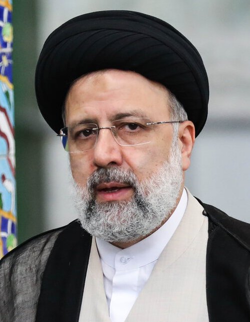 davari1352's tweet photo. 🟥 کارنامه دولت‌ها در خلق ثروت ملی

👈 پرسش: با توجه به تراز تجاری ایران، هر دولت به‌طور متوسط سالانه چند تن طلا به ثروت ملی کشور افزود؟

🥇 ۱. دولت رئیسی: ۷۳۴ تن طلا در سال
🥈 ۲. دولت خاتمی: ۶۰۷.۵ تن طلا در سال
🥉 ۳. دولت احمدی‌نژاد: ۴۹۳.۷ تن طلا در سال
۴. دولت پزشکیان: ۴۸۶ تن طلا در سال
۵. دولت هاشمی: ۴۱۴.۷ تن طلا در سال
۶. دولت موسوی: ۲۴۳ تن طلا در سال
۷. دولت روحانی: ۶۹.۱ تن طلا در سال

👈 مبنای محاسبه: میانگین سالانه مازاد تراز تجاری، تبدیل‌شده به طلا بر اساس قیمت جهانی طلا در هر دوره؛ روشی برای مقایسه خلق ثروت واقعی و حذف اثر تورم دلار.