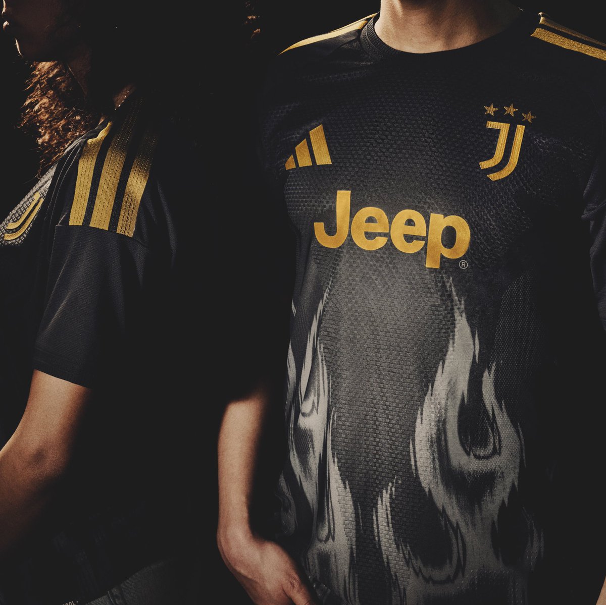 ActuFoot_'s tweet photo. 🚨 OFFICIEL ! adidas et la Juventus dévoilent le nouveau maillot THIRD du club. 👕🖤💛

Une note /10 ? https://t.co/sF5IRNTRlR