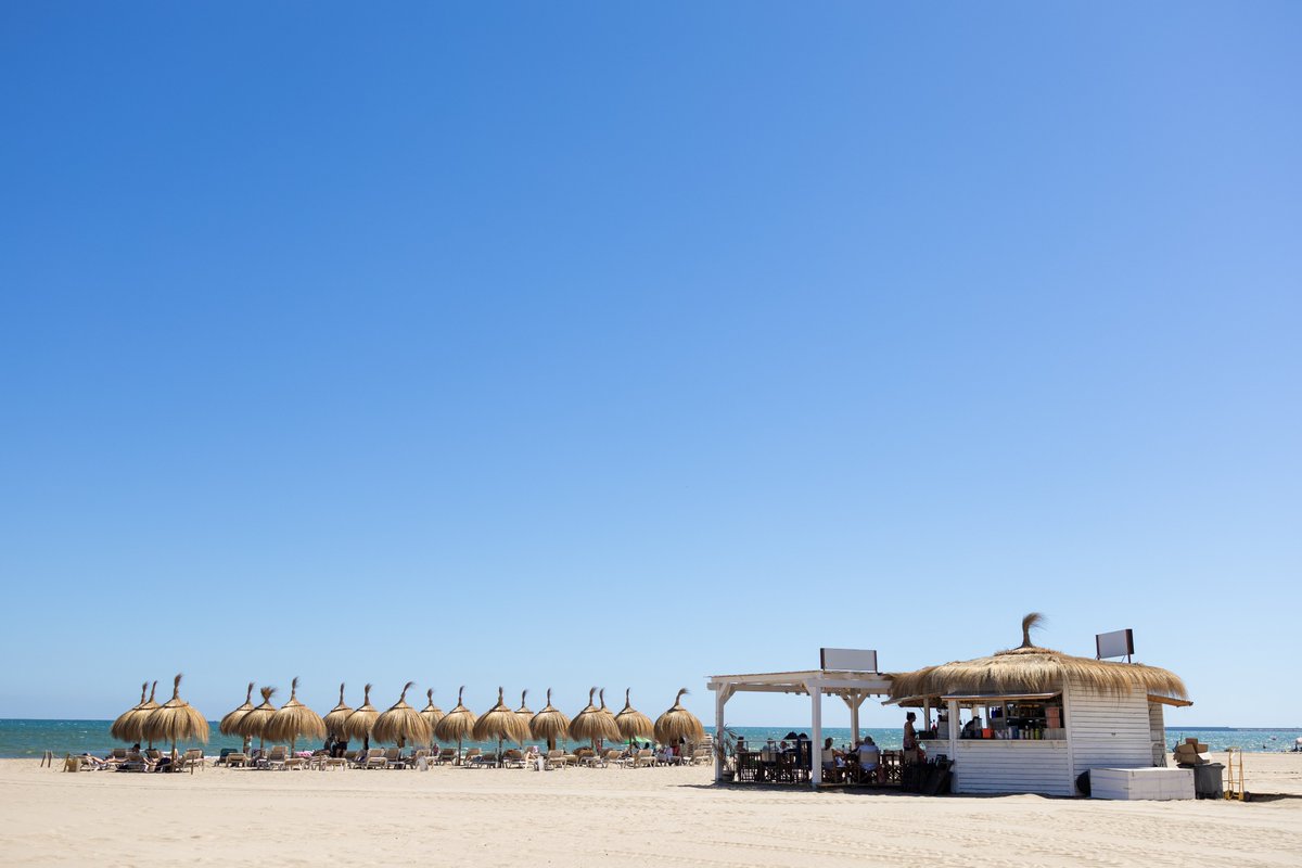 ValenciaCity's tweet photo. In two days, all eyes will turn to the skies above València!🌘
📍 Head to Malva-rosa Beach, the city's official viewing point, and arrive by public transport for the smoothest experience.
👇 Plan your eclipse day.
https://t.co/H9zX8DMeNn
#València #EclipseVLC https://t.co/DTnxJqQdH8