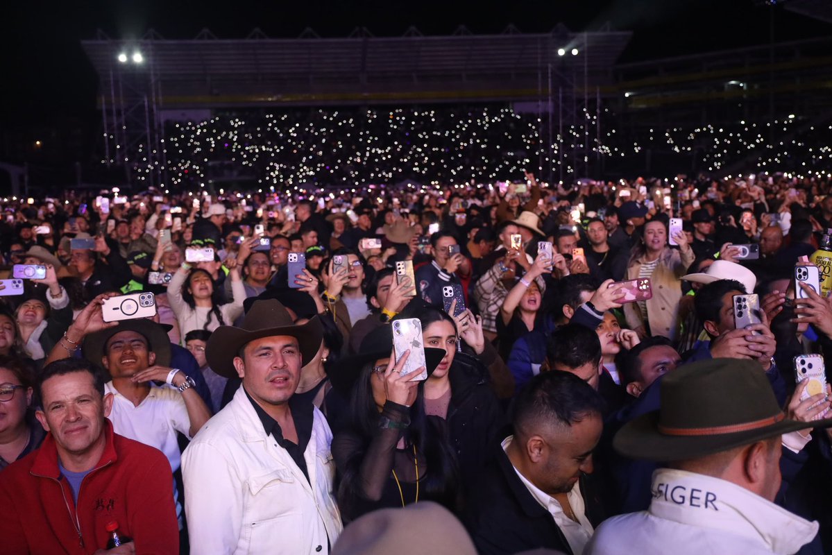 CarlosAmayaR's tweet photo. ¡La música regional mexicana se tomó Tunja 🤩!

Gracias a @GrupoFirme por llevarse un pedacito de Boyacá en el alma 😍.

Hoy el corazón de la #BoyacáGrande vibró de alegría y emoción. 

Bienvenidos siempre a la tierra de la libertad. Fue una noche extraordinaria 💚. https://t.co/2zw1G6svXw