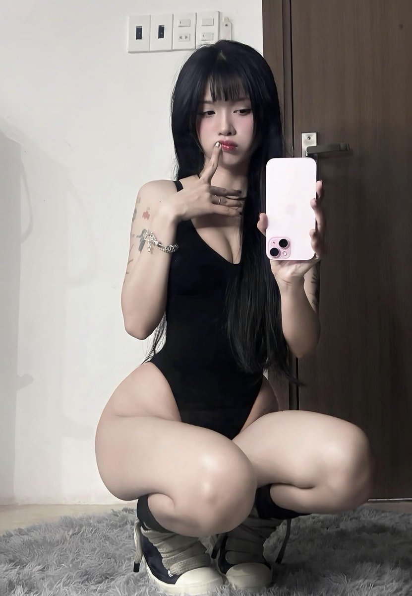 lose4Eleanor's tweet photo. Hey loser,

Me or Fornite?

#findom https://t.co/3iuNF8NFvF