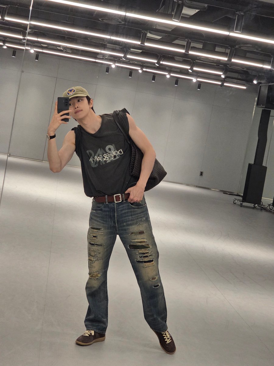 alohayoun's tweet photo. ลุคห้องซ้อมที่ถ่ายมาแต่ละอันนะ T-T รักอ่า.. https://t.co/LUnQpgyA80