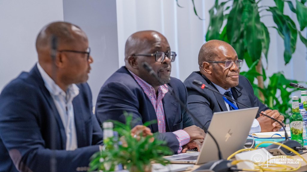 kamba82's tweet photo. Corridor 6 : le gouvernement accélère un projet stratégique de plus de 500 millions USD pour désenclaver le Grand Équateur

Le gouvernement congolais, sous la conduite du ministre des Infrastructures et Travaux publics, #John #Banza #Lunda, a franchi une nouvelle étape dans la mise en œuvre du Corridor 6, un projet structurant destiné à connecter Zongo, Gemena, Akula et Lisala tout en renforçant les liaisons avec la République centrafricaine, le Cameroun et le reste du continent.

Réunis avec l’Union européenne, l’Agence française de développement (AFD), la Banque européenne d’investissement (BEI) et la Banque africaine de développement (BAD), les partenaires ont accéléré le processus de financement d’un investissement de plus de 500 millions USD, présenté comme le plus important jamais engagé par l’Union européenne en RDC.

Au-delà d’un simple axe routier, le Corridor 6 s’inscrit dans la vision du Couloir Vert, un réseau multimodal combinant routes, ponts, ports fluviaux et pistes rurales afin de stimuler l’intégration territoriale, le commerce régional et la valorisation du potentiel agricole du Grand Équateur.

Les études techniques étant déjà validées, le gouvernement entend désormais raccourcir les délais administratifs pour lancer les travaux dans les meilleurs délais et faire de cette infrastructure un levier majeur du développement économique et de l’intégration nationale.