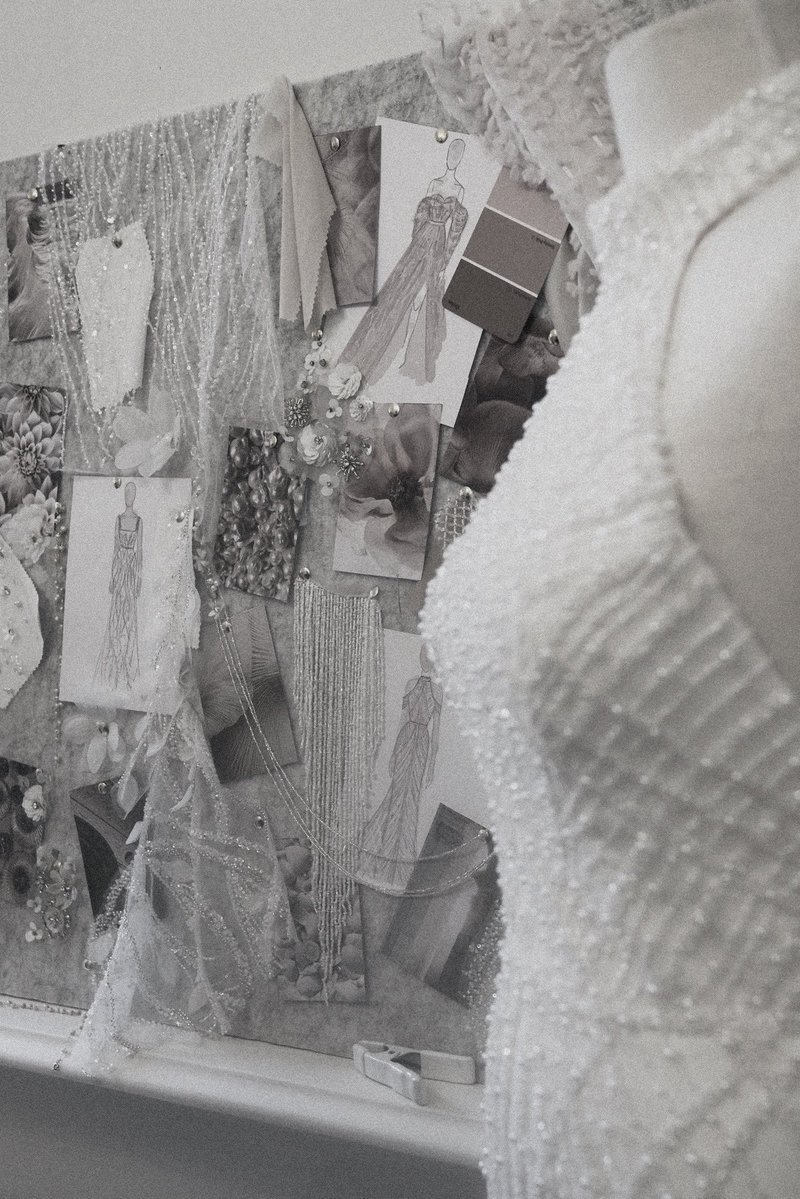 RlNTlKSENDU's tweet photo. ㅤ
⟟ Atelier Pailin ; Senopati
   Fri, 07 Aug   |  15.15 WIB

One client and my moodboard is already mess. the pieces of fabric, crumpled sketches, discarded ideas... I don't know. For the first time in a long while, I don't trust my own hands.
ㅤ https://t.co/0RJzSIFWhA