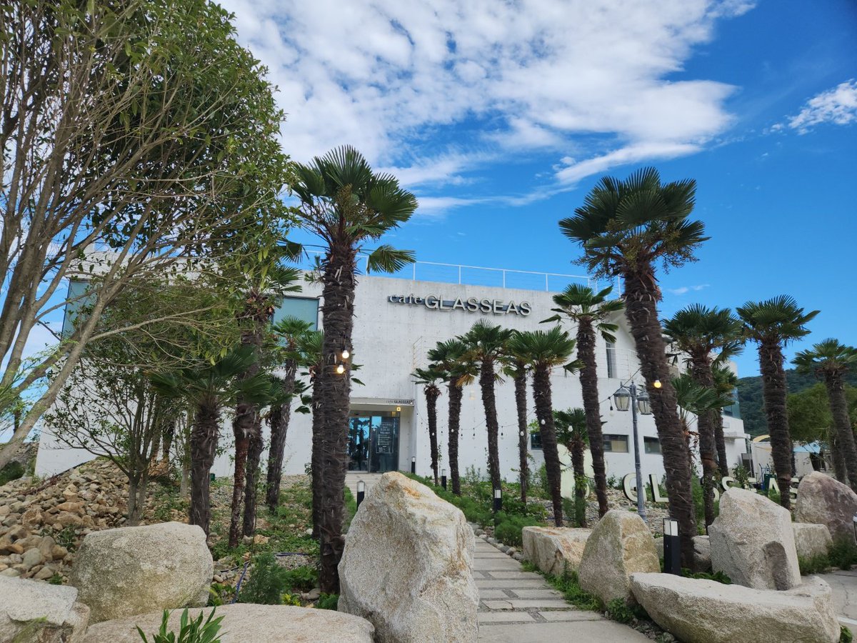 Aurora_5100's tweet photo. 거제 글래씨스 왔는데,
분위기 진짜 좋네요. 🌴

동남아 온 것 같은 풍경에
파도 소리 들으면서 바다멍. https://t.co/Eqqd19OcmL