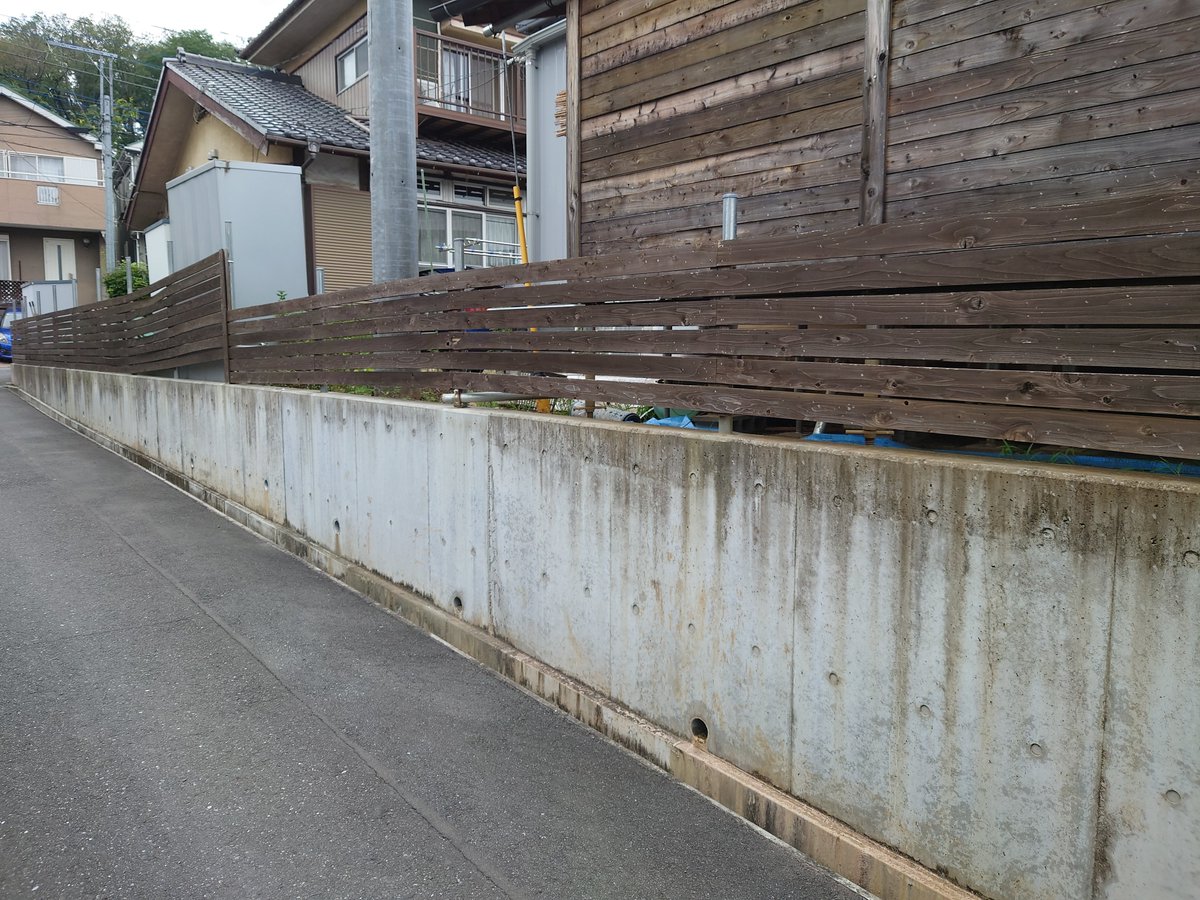 Shinnosuke_DIY's tweet photo. 2021年に作った実家のウッドフェンスがガタガタなのでやり直すことに💡

もう今となってはお恥ずかしい仕様…😵‍💫

縦の下地を単管にサドルで固定してましたが、見事にズリ落ちて酷い有様に😂

ちょうど桧1×4の余りがあるので有効活用

今度は“楽に安く早く作る”を目標に、単管クランプを使用します💪 https://t.co/0rK8m5BfmV