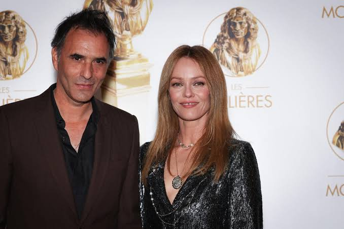 NewsTVReal's tweet photo. Après quasiment une décennie de vie commune, Vanessa Paradis et Samuel Benchetrit annoncent leur séparation dans un communiqué transmis à l’AFP. 

La chanteuse et le réalisateur précisent avoir pris cette décision « d’un commun accord »  dans « le respect » et « l’affection » qu’ils continuent de se porter.