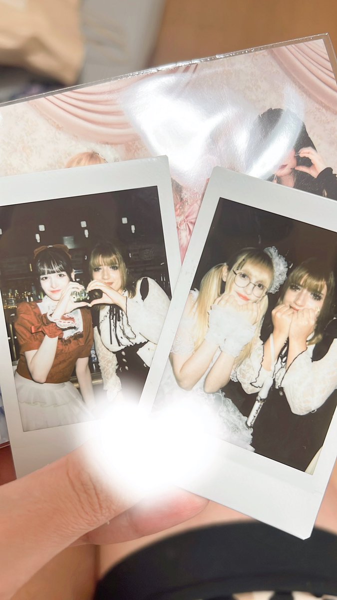 ribbonlemonn's tweet photo. I had the opportunity to go and support these precious and talented Spanish girls who are in japan living the dream 🤍💚first one < is @mima_dollykiss , she is in a jpop idol group. And the second one is @blank_doll_ , she is an ex-idol and fashion designer! 
#cheeki #oshikatsu https://t.co/MawVIlQhAR