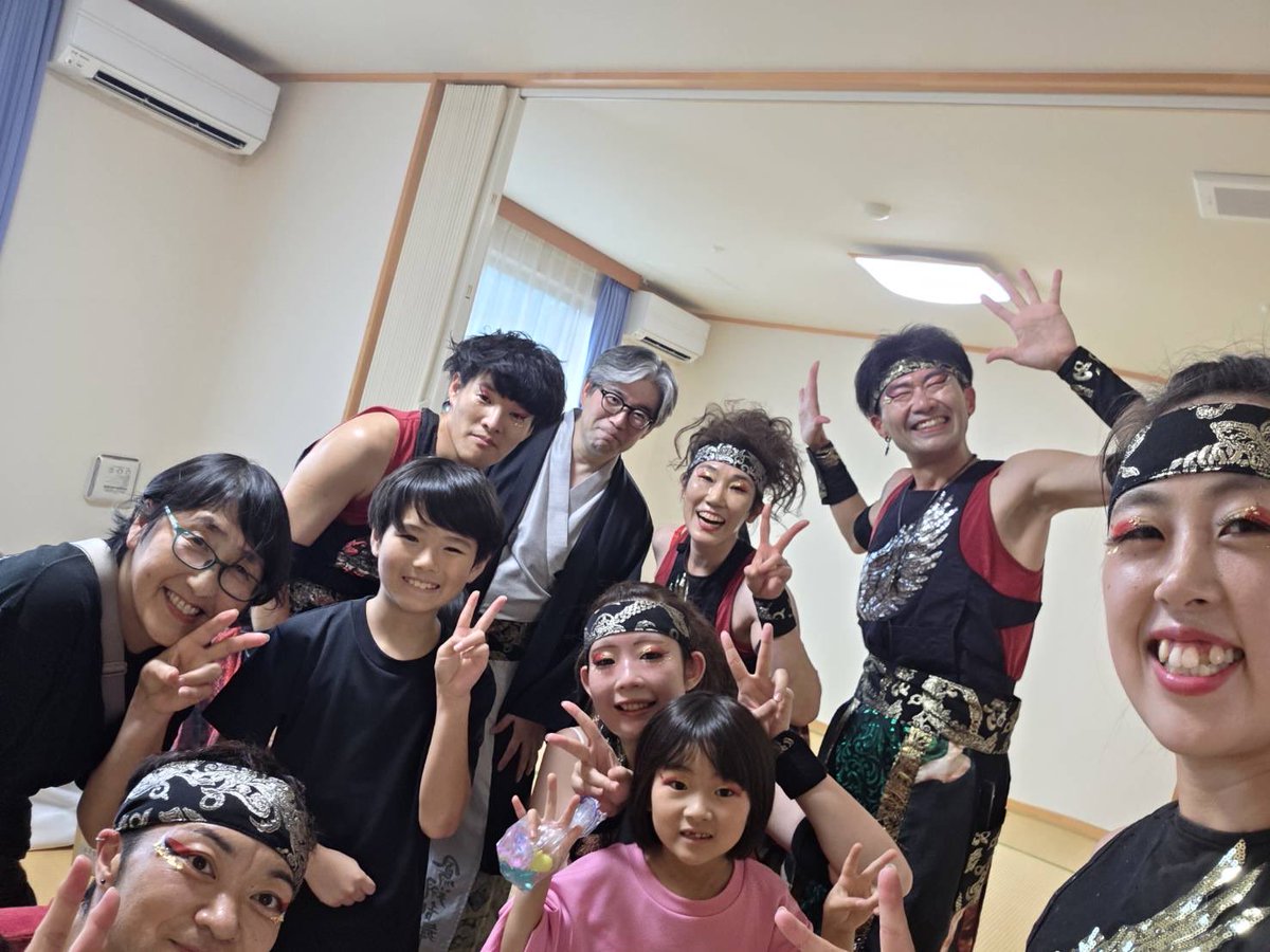 housyouranbu's tweet photo. 【報告】
本日は指定生活介護事業 ポケットさんで演舞してきました〜！

人数少なめの特別演舞😁😁w
利用者さんもノリノリで総踊り参加してくれてめちゃたのしかった✨✨
施設の夏祭りやイベントってやっぱ暖かくて大好き🥰🥰

またよろしくお願いします😄 https://t.co/d1DMYfj13S