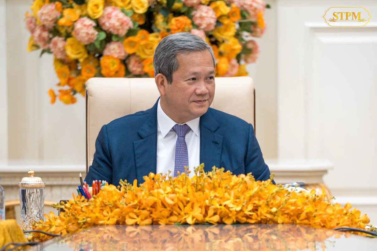 Dr_Hunmanet_PM's tweet photo. ជួបជាមួយ គណៈប្រតិភូ CGCC និង GBA Alliance ដឹកនាំដោយ លោក Jonathan K.S. Choi ប្រធានក្រុមហ៊ុន Sunwah Group, ប្រធានសភាពាណិជ្ជកម្មចិនប្រចាំទីក្រុងហុងកុង (CGCC) និងជាប្រធានសម្ព័ន្ធសហគ្រិន Guangdong- Hong Kong-Macao Greater Bay Area (GBA Alliance) ក្នុងជំនួបសម្តែងការគួរសម និងពិភាក្សាការងារ នៅវិមានសន្តិភាព។

Sunwah Group គឺជាសាជីវកម្មពហុវិស័យដ៏ធំមួយ ដែលមានទីស្នាក់ការកណ្តាលនៅទីក្រុងហុងកុង។ ក្រុមហ៊ុននេះត្រូវបានបង្កើតឡើងនៅឆ្នាំ ១៩៥៧ ដោយចាប់ផ្តើមពីអាជីវកម្មកែច្នៃ និងចែកចាយអាហារសមុទ្រ មុនពេលពង្រីកទៅជាសាជីវកម្មអន្តរជាតិ ដែលមានការវិនិយោគលើវិស័យជាច្រើន រួមមាន អចលនទ្រព្យ ហិរញ្ញវត្ថុ បច្ចេកវិទ្យា ហេដ្ឋារចនាសម្ព័ន្ធ អប់រំ ប្រព័ន្ធផ្សព្វផ្សាយ និងបច្ចេកវិទ្យាបៃតង។ 

នៅកម្ពុជា Sunwah Group បានចាប់ផ្តើមវិនិយោគតាំងពីឆ្នាំ ១៩៩៤ ដោយដំបូងផ្តោតលើការបង្កើតរោងចក្រកែច្នៃអាហារសមុទ្រសម្រាប់នាំចេញ។ ក្រោយមក ក្រុមហ៊ុនបានពង្រីកការវិនិយោគទៅលើវិស័យអចលនទ្រព្យ ពាណិជ្ជកម្ម និងការអភិវឌ្ឍគម្រោងធំៗនៅរាជធានីភ្នំពេញ។ 

រាជធានីភ្នំពេញ រសៀលថ្ងៃសុក្រ ទី៧ សីហា ២០២៦

Receiving a courtesy call and having a discussion with delegations from the Chinese General Chamber of Commerce (CGCC) and the Guangdong-Hong Kong-Macao Greater Bay Area Entrepreneurs Alliance (GBA Alliance), led by Mr. Jonathan K.S. Choi, Chairman of Sunwah Group, Chairman of CGCC in Hong Kong, and Chairman of the GBA Alliance, at Peace Palace. 

Sunwah Group is a large conglomerate headquartered in Hong Kong. Founded in 1957 as a seafood processing and distribution business, the company has since grown into an international conglomerate with investments across a wide range of sectors, including real estate, finance, technology, infrastructure, education, media, and green technology.

The company entered the Cambodian market in 1994, beginning with a seafood processing factory focused on exports. Over time, the company has expanded its presence into real estate, trade, and major project development in Phnom Penh.

Phnom Penh, Friday afternoon, 7 August 2026

#ហ៊ុនម៉ាណែត #Hunmanet #កម្ពុជា #cambodia #សន្តិភាពនៅកម្ពុជា #Peaceincambodia