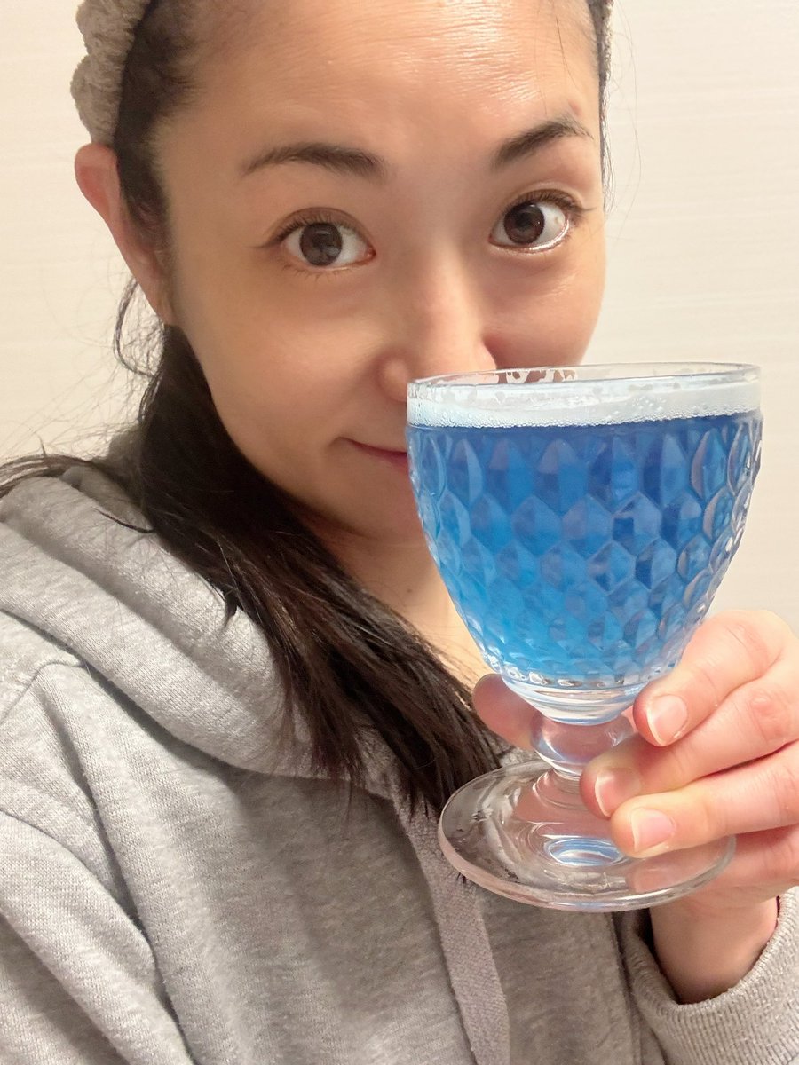 me_kuu's tweet photo. 今日は #世界のビールデー
連日舞台 #マクベス2026 のお稽古
終わりでグビッ🍺と行きたいところ❗️ですが明日のためにアルコールは控えます💦というワケでまだ投稿してなかったビールネタ✨岩手県
#世嬉の一酒造株式会社 で造られている
#青いビール
#somethingbule 綺麗
私は #日本酒ナビゲーター https://t.co/oHo3kNq0Rz