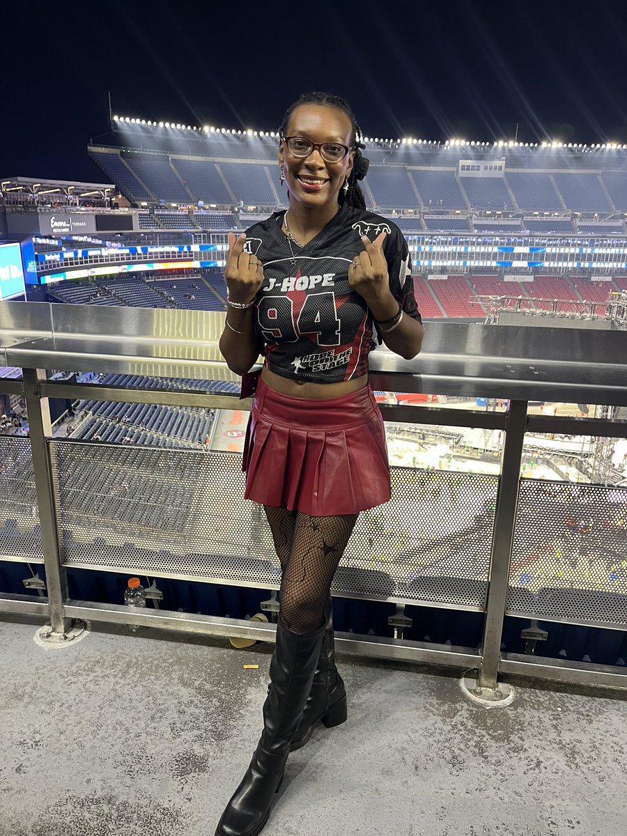 joymiracle333's tweet photo. Me after the concert last night 🤗 https://t.co/WIJWu5QdIy
