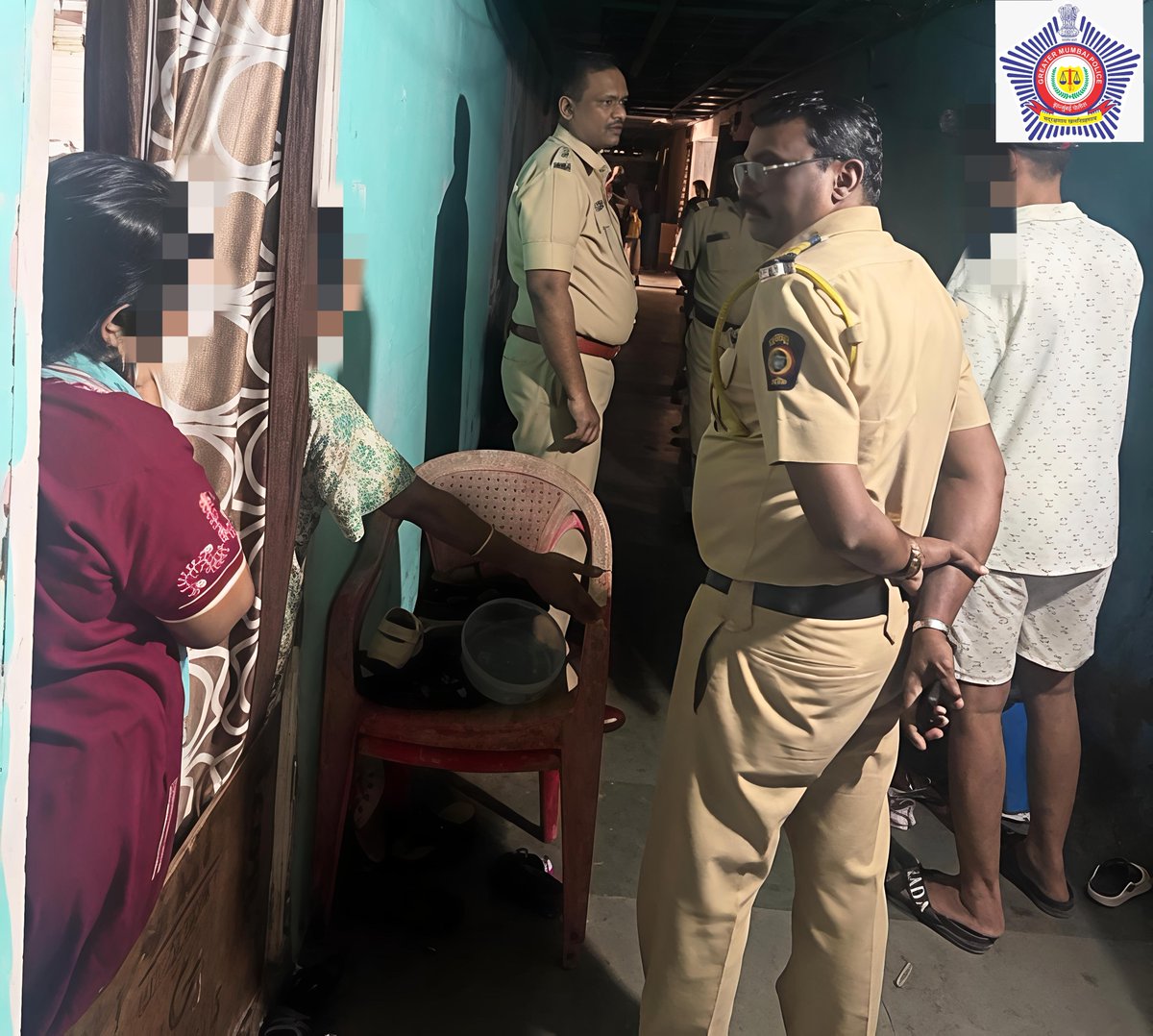 DcpWestZone2's tweet photo. Assistant Commissioner of Police, D.N. Nagar, visited the scene of the crime. On this occasion, he gave necessary guidelines regarding the investigation to the officers and personnel.@MumbaiPolice @AddlCPWestMum https://t.co/vq9oUEEdVH
