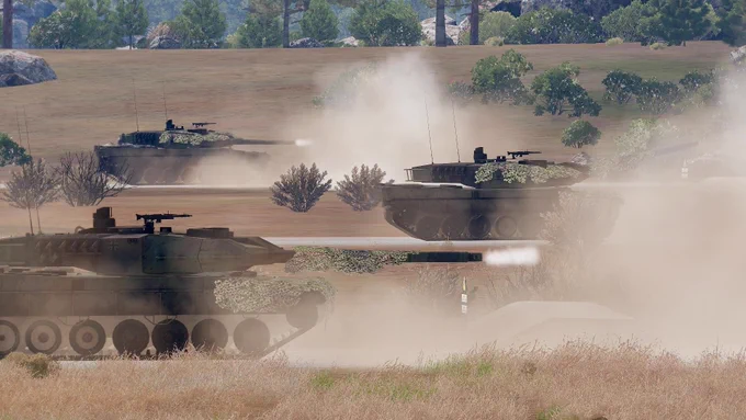 Drei Kampfpanzer feuern im Staub