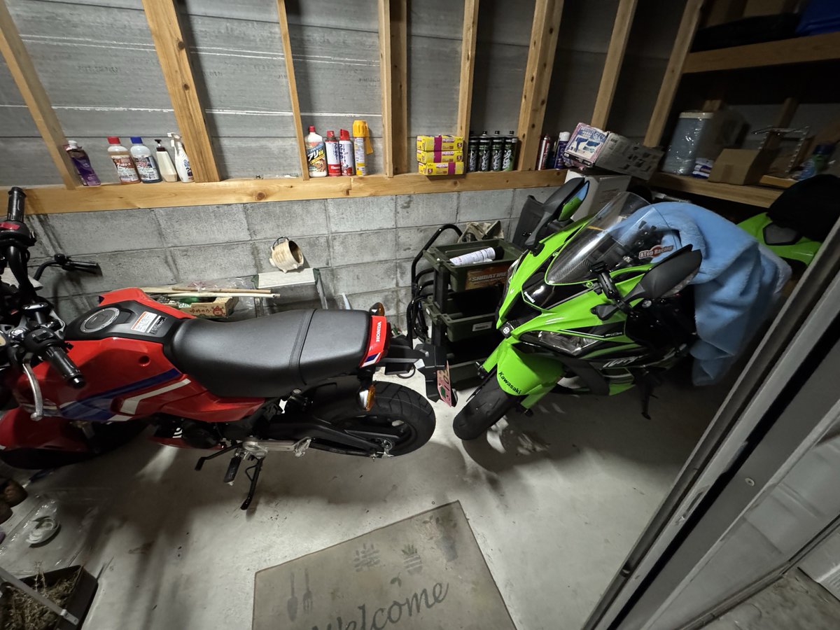 Yu_Yu_Yu_cbr's tweet photo. バイク置き場が汚ぇ。片付けな。

10Rクソ邪魔はよ売り飛ばしたい笑
けど明日にはR11届くから売るに売れない
タイヤ使い切ったらポイやな https://t.co/SmBEdKqGC8
