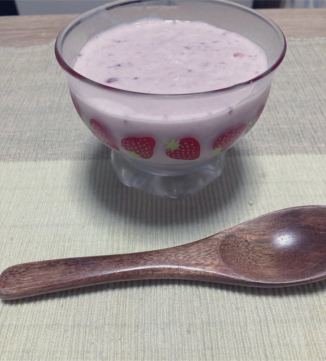 boys_emo_23's tweet photo. 初フルーチェ、不思議な食感でした😋
ぷるんとしたヨーグルトのような、ババロアのような
１週間疲れた体には丁度いい甘さ🍓 https://t.co/57Rrxekzrv