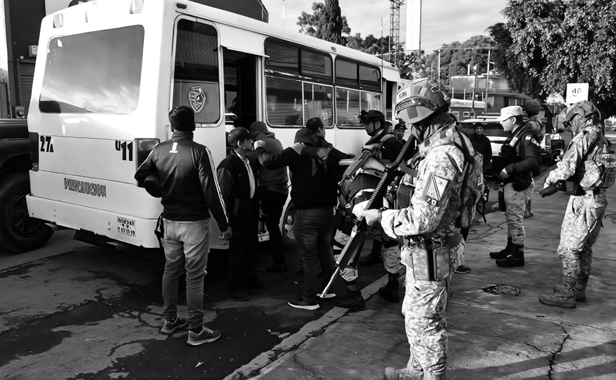 CClemente7's tweet photo. 📊 Los datos son contundentes: los asaltos al transporte público en #Puebla capital aumentaron 8.5%. 
📌 Ocurren 4.5 robos al día y 3 de cada 10 terminan con pasajeros golpeados, heridos o baleados. 
❌ La delincuencia actúa con #violencia; la estrategia para frenarla sigue sin aparecer.
Subir al transporte público ya es jugarse la vida.
#Opinión  https://t.co/9hJiZ9QNLg