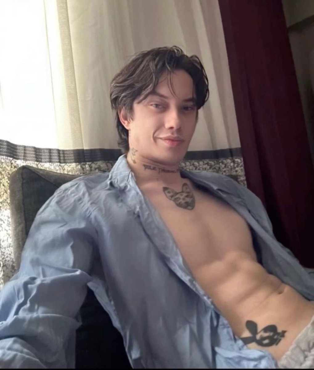 Matt_Flet_'s tweet photo. ㅤㅤㅤㅤㅤ𝒞onheça-me.

— 𝒩ome : Matthew Jeong Fletcher 
— 𝒜ltura : 1,85
— ℐdade : 22
— 𝒮igno : Escorpião
— ℰstado 𝒞ivil : Solteiro
— 𝒩acionalidade : Coreano-Americano
— 𝒮exualidade : Heterossexual
— ℰstação favorita : Inverno
— 𝒞or favorita : Preto e Roxo https://t.co/ttoKVNu7wT