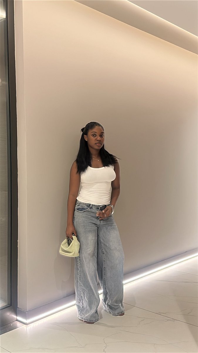 Societyhate666's tweet photo. Santasi Adele has to check her body waaa and know her league. 
I understand why smiley didn't want to downgrade. https://t.co/cb4yQERXnP