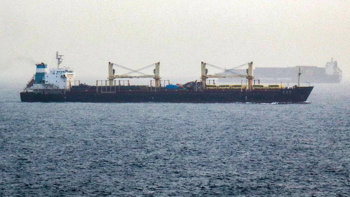 Irandiasporaa's tweet photo. Oil prices little changed as market waits on deal to open Strait of Hormuz - https://t.co/ZexD5iqqTx https://t.co/QfKXyars9L #OilPrices #StraitOfHormuz #Iran #GulfStates #MarketNews https://t.co/MQbwpjfKbT