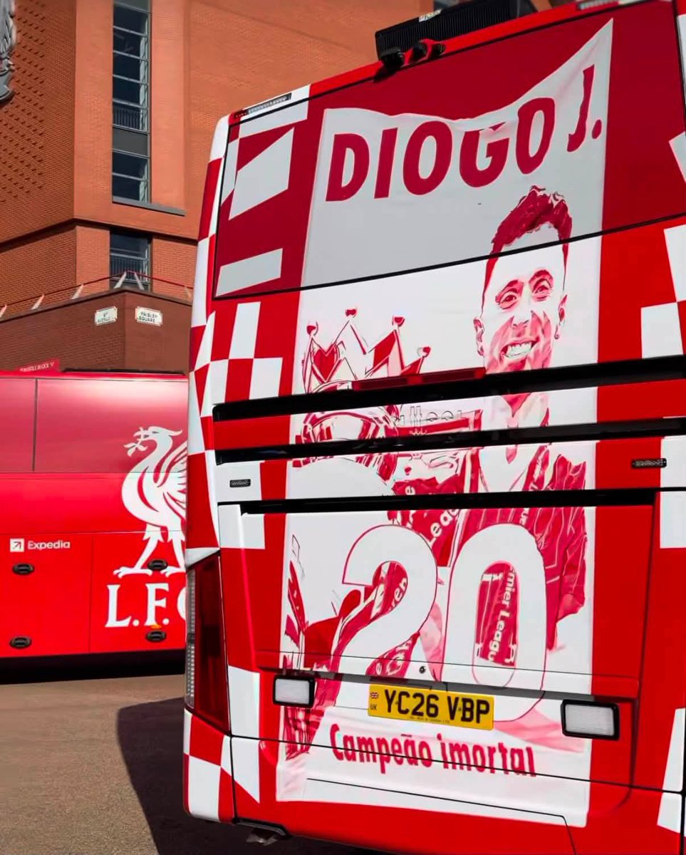 Anfieldbr's tweet photo. O novo ônibus da equipe do Liverpool para a campanha 26/27 presta uma homenagem a Diogo Jota.

O nosso “campeão imortal”. ♥️ https://t.co/8QkZAUBAls