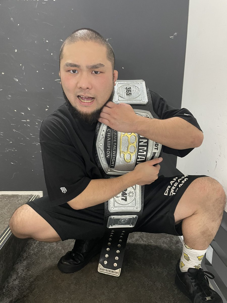 matsui1_2_3's tweet photo. 今日は池袋西口グローバルリングにて両国直前イベントでした。
暑い中たくさん集まっていただきありがとうございました！
瑠希也と葛西が両国前に一騎打ち、瑠希也が旋回式のプロトボム！
意識し合う岡谷と勝俣、の横で夢虹がイルシオンからアイアンマンを奪取！
会見&調印式も行われ。
EXTREMEは有刺鉄線デスマッチに！
田口隆祐に、新日本プロレスの人間は喋りもあしらいもいつもは見せないものをちゃんと隠し持ってるんだと感じ。
TAKESHITAと武知海青は二人とも眩く。
上野とMAOはさらに無差別への期待感が増し。
アイアンマンはイルシオンを奪い合った末稲畑がアルゼンチンで新王者に！
メインはユースvs須見To-y稲畑！
正田が稲畑にムキムキで3カウント！
そしてアイアンマンも奪取！
第一試合でKO-D六人を防衛し、そのまま入場して新幹線もゲットすると宣言した瞬間にこの日試合が無かった石田が丸め込み！
画像は現時点の王者石田と、載せ忘れていた新宿FACEで最後にアイアンマン王者だった時代のイルシオンもどうぞ。